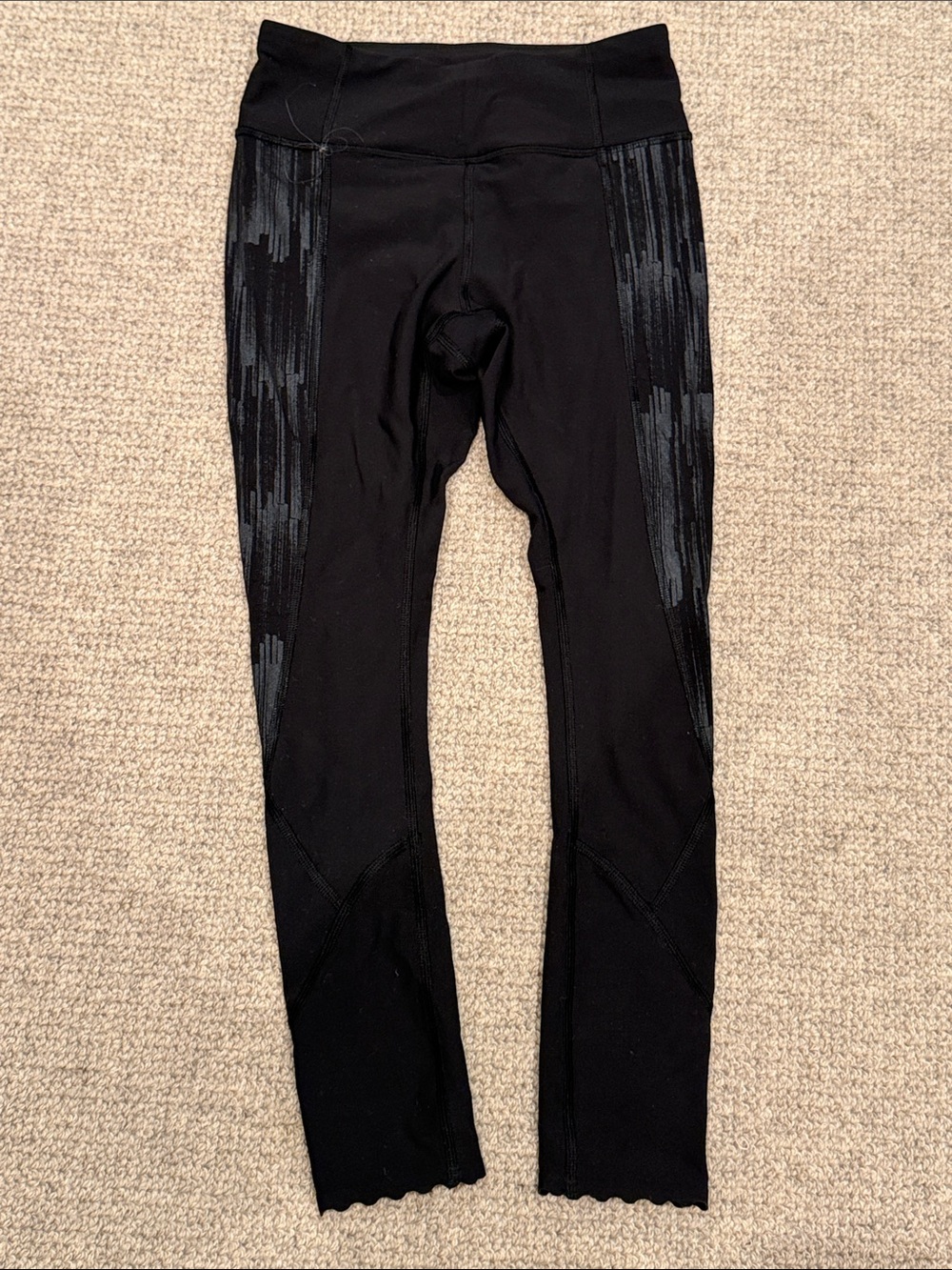 lululemon athletica Capri length leggings with scalloped detail